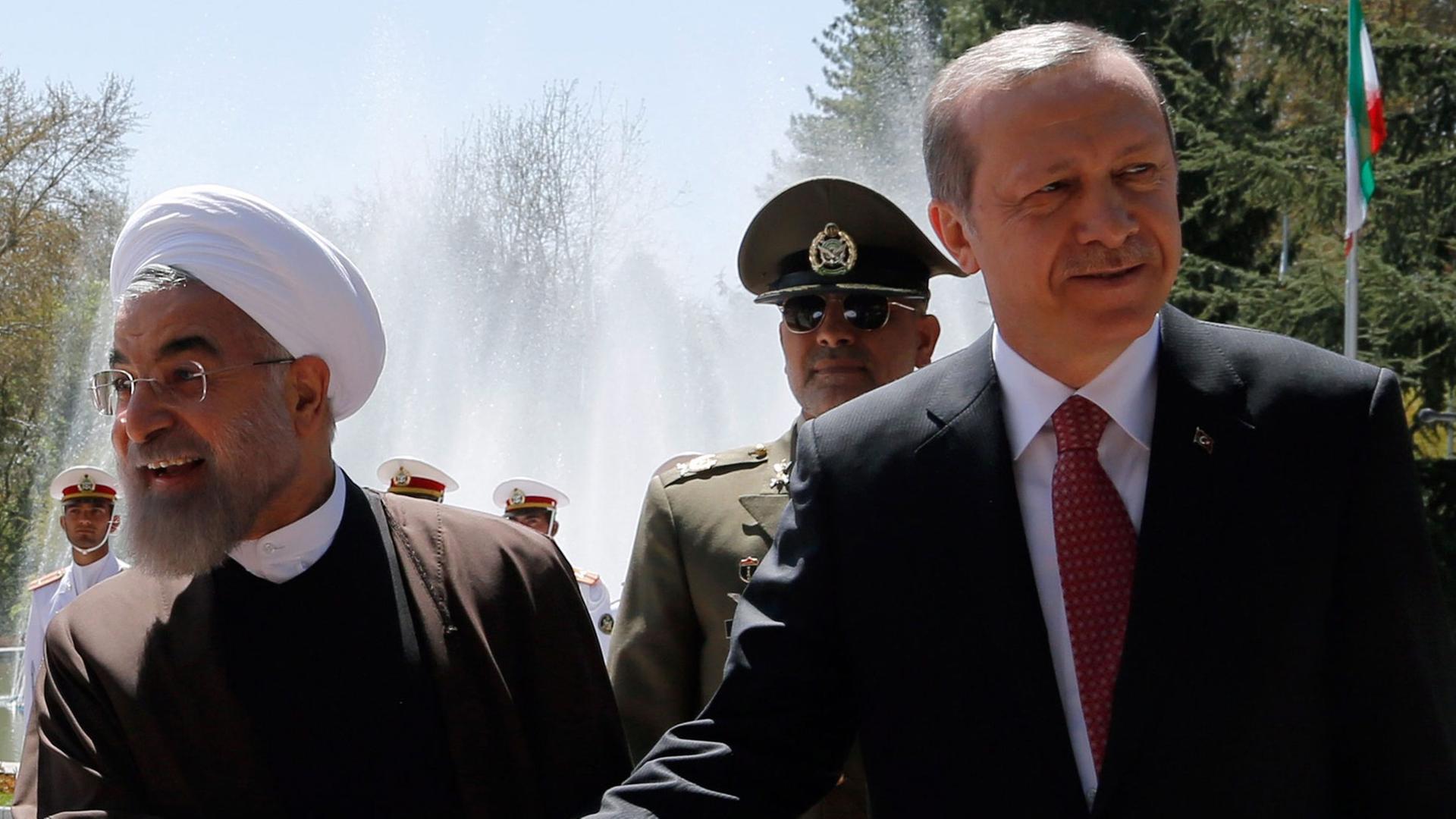 Der iranische Präsident Hassan Ruhani (l) und sein türkischer Amtskollege Recep Tayyip Erdogan, der in Teheran zu Besuch war. Der iranische Präsident Hassan Ruhani (l) und sein türkischer Amtskollege Recep Tayyip Erdogan, der in Teheran zu Besuch war.