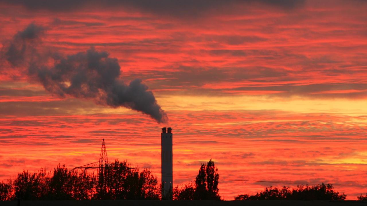 Vor dem rotgefärbten Abendhimmel steigt Qualm aus dem Schornstein einer Müllverbrennungsanlage in Oberhausen. Vor dem rotgefärbten Abendhimmel steigt Qualm aus dem Schornstein einer Müllverbrennungsanlage in Oberhausen.