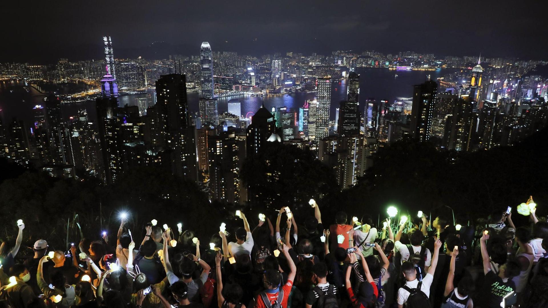 Demonstranten auf dem Victoria Peak in Hongkong. Demonstranten auf dem Victoria Peak in Hongkong.