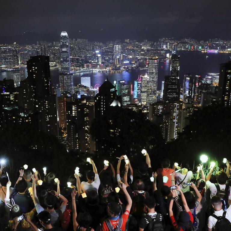 Demonstranten auf dem Victoria Peak in Hongkong.