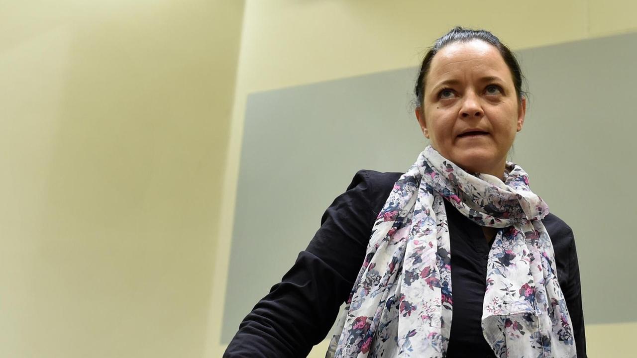 Beate Zschäpe blickt mit ernster Miene in den Gerichtssaal Beate Zschäpe blickt mit ernster Miene in den Gerichtssaal