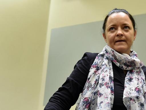 Beate Zschäpe blickt mit ernster Miene in den Gerichtssaal Beate Zschäpe blickt mit ernster Miene in den Gerichtssaal
