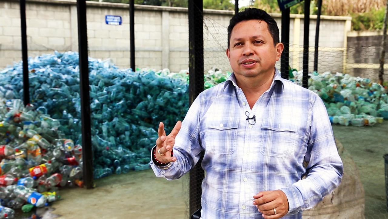 Mauricio Méndez, Bürgermeister von San Pedro La Laguna, das auf Plastik verzichtet Mauricio Méndez, Bürgermeister von San Pedro La Laguna, das auf Plastik verzichtet
