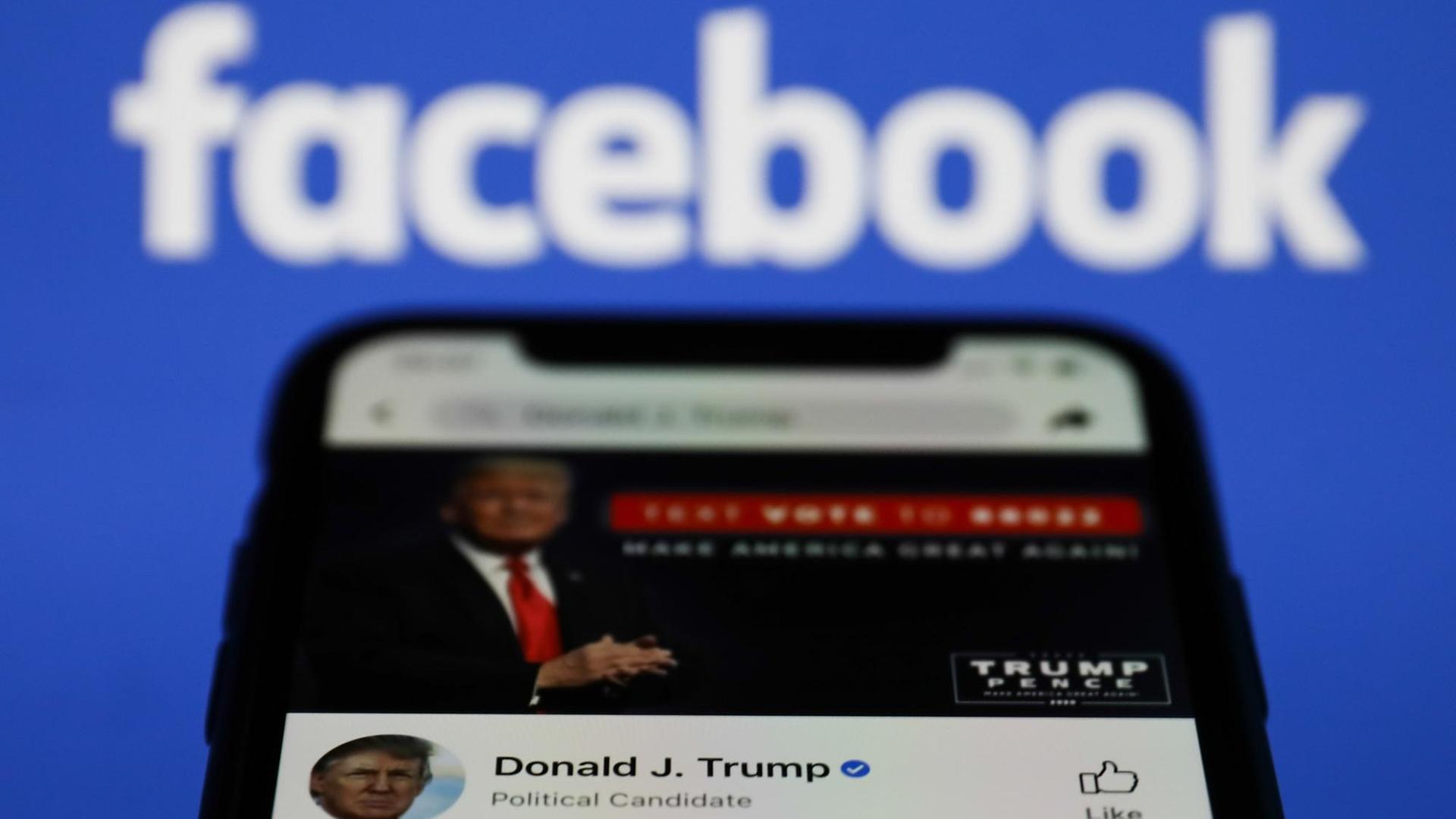 Ein Smartphone, auf dem Donald Trump's Facebook-Account zu sehen ist. Ein Smartphone, auf dem Donald Trump's Facebook-Account zu sehen ist.