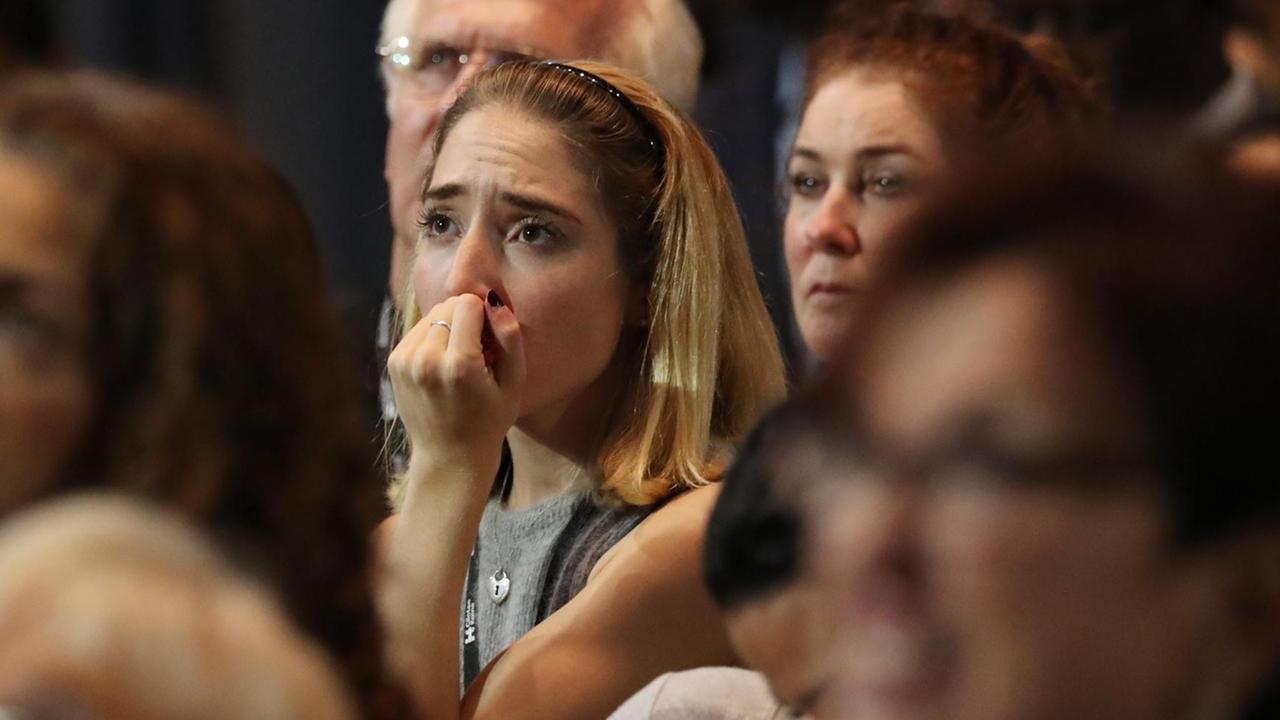 Eine Anhängerin von Hillary Clinton schaut entsetzt auf die Anzeigentafel in New York.