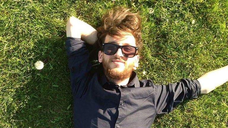 Ali liegt auf der Wiese, Sonnenbrille auf der Nase in der Sonne, und ruht sich aus. Ali liegt auf der Wiese, Sonnenbrille auf der Nase in der Sonne, und ruht sich aus.