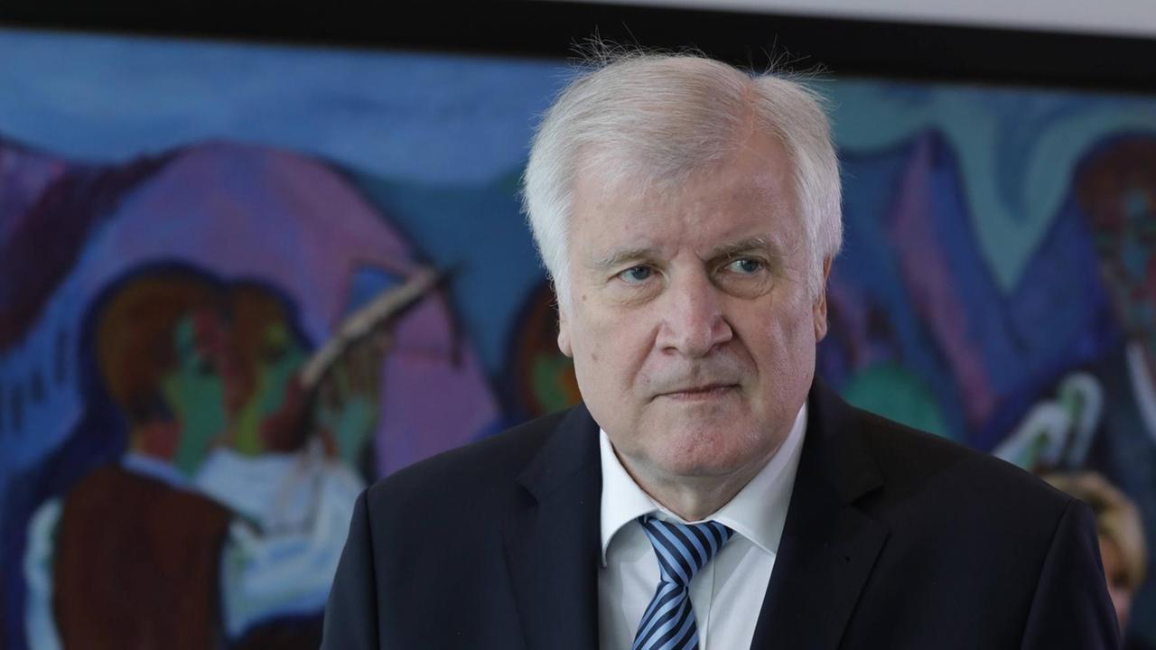 Horst Seehofer, Bundesminister des Innern, für Bau und Heimat. Sitzung des Bundeskabinetts in seiner 24. Sitzung am 19. September 2018. Horst Seehofer, Bundesminister des Innern, für Bau und Heimat. Sitzung des Bundeskabinetts in seiner 24. Sitzung am 19. September 2018.