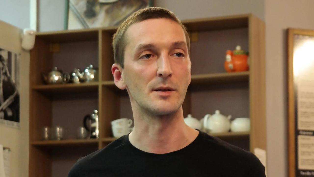 Der kasachische Dichter Pavel Bannikov ist Ende 30 und trägt ein motörhead-T-Shirt. Der kasachische Dichter Pavel Bannikov ist Ende 30 und trägt ein motörhead-T-Shirt.