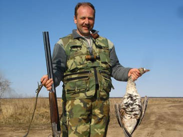 Ein Jäger am Ladogasee in Russland zeigt eine geschossene Blessgans.