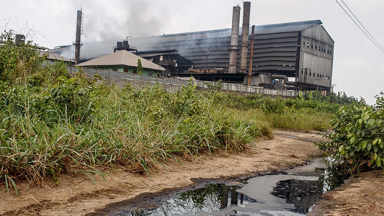 Fabrik eingerahmt vom Dorf und Fluss Fabrik eingerahmt vom Dorf und Fluss