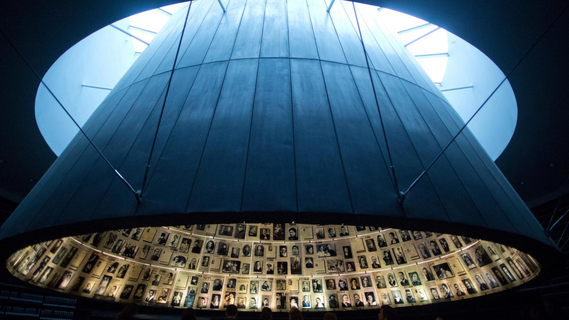 Ein Blick in das Holocaust-Memorial Yad Vashem. In einem Betonkegel sind unzählige Fotos von Überlebenden der Shoah zu sehen. Ein Blick in das Holocaust-Memorial Yad Vashem. In einem Betonkegel sind unzählige Fotos von Überlebenden der Shoah zu sehen.