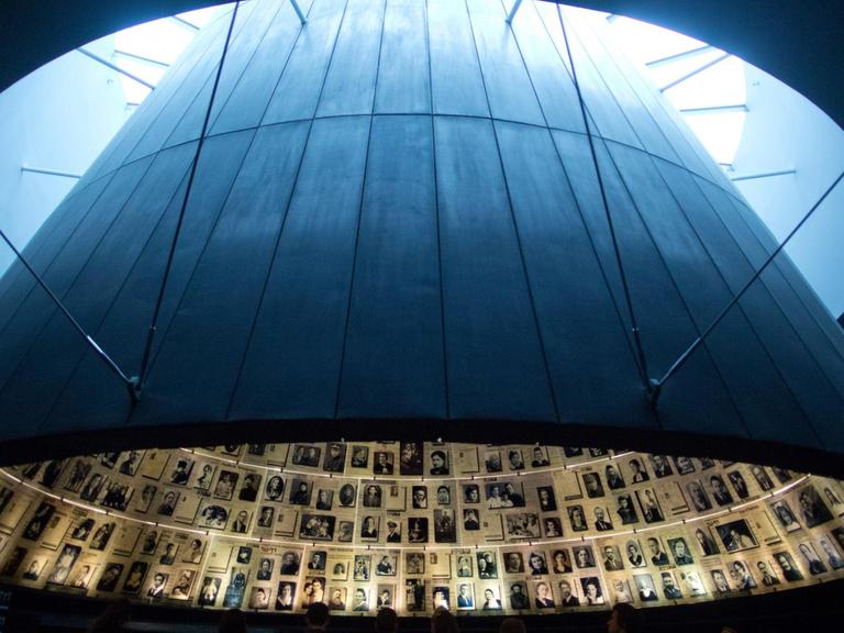 Ein Blick in das Holocaust-Memorial Yad Vashem. In einem Betonkegel sind unzählige Fotos von Überlebenden der Shoah zu sehen.