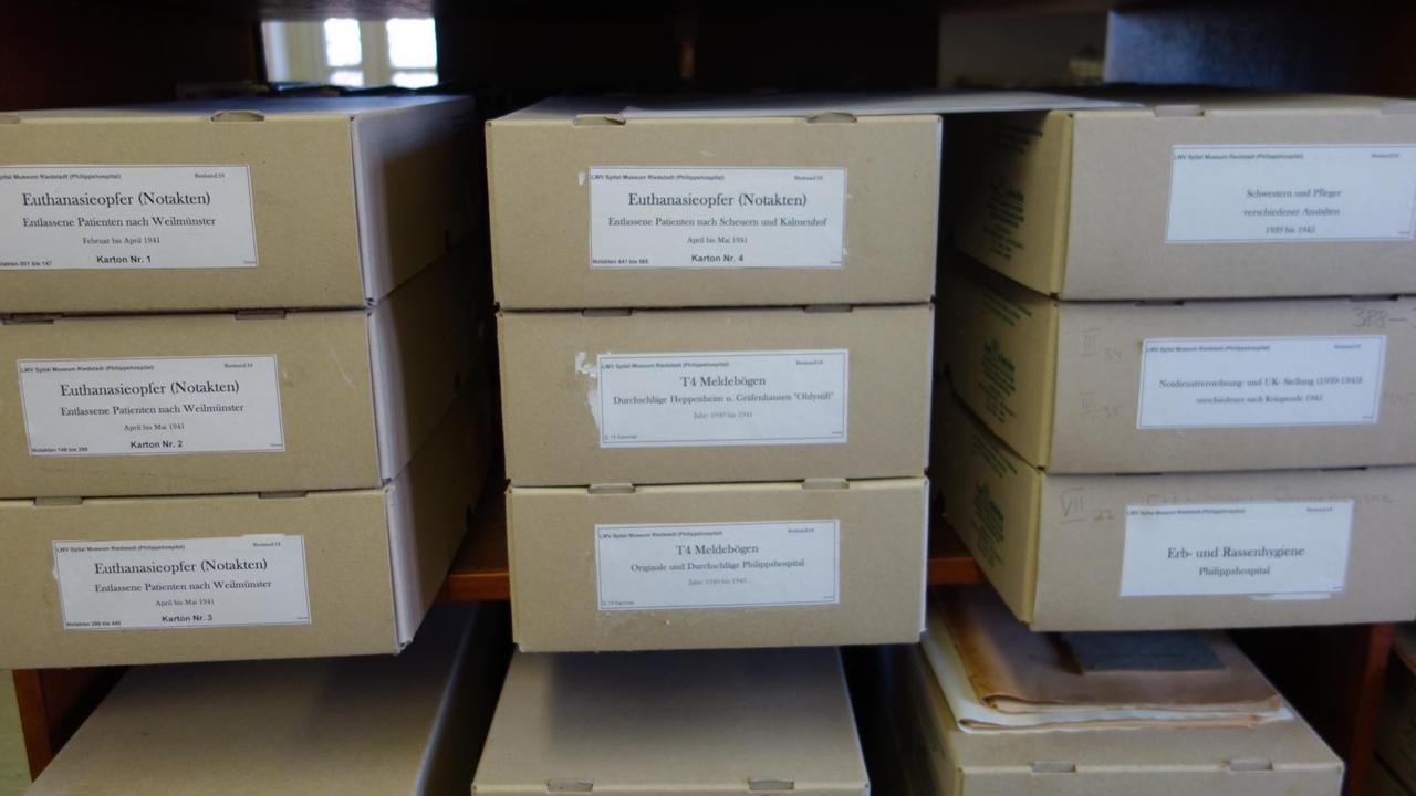 Übreinandergestapelte Kartons mit Notakten über Euthanasieopfer aus der NS-Zeit