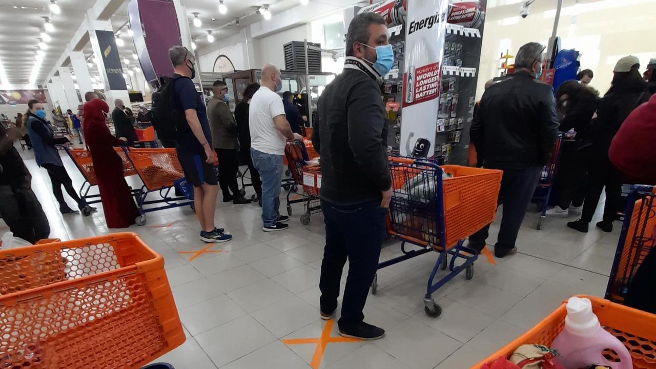 In libanesischen Supermärkten gelten strenge Abstandsregeln. In libanesischen Supermärkten gelten strenge Abstandsregeln.