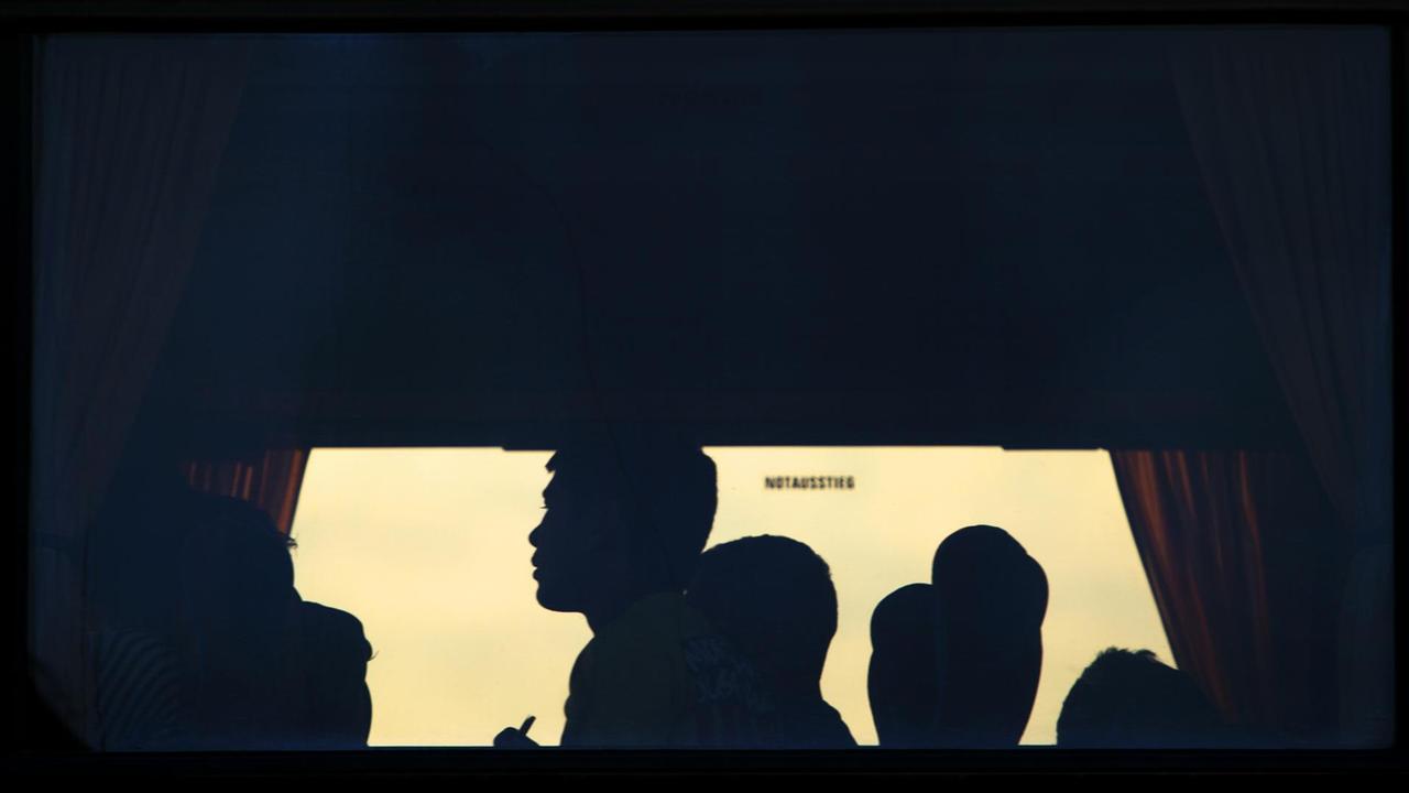 Ein Bus mit Flüchtlingen trifft in der Notunterkunft in einem ehemaligen Baumarkt in Heidenau ein. Ein Bus mit Flüchtlingen trifft in der Notunterkunft in einem ehemaligen Baumarkt in Heidenau ein.