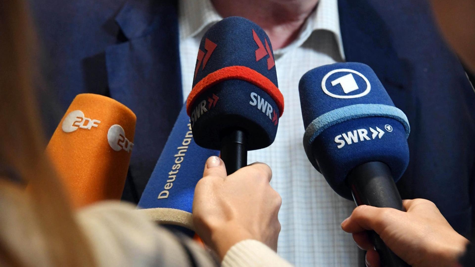 Mikrofone von ARD, ZDF, Deutschlandfunk Mikrofone von ARD, ZDF, Deutschlandfunk
