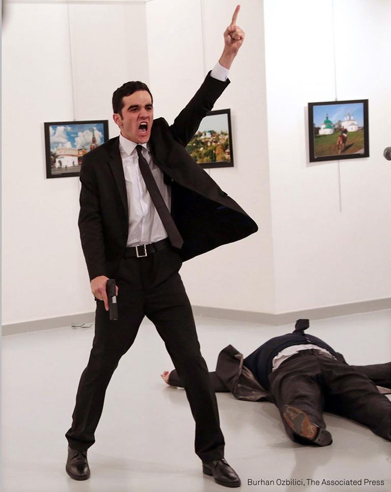 Das Weltpressefoto 2017 in der Kategorie Nachrichten von Burhan Ozbilici. Es zeigt den Moment, als der türkische Bereitschaftspolizist Mevlüt Mert Altintas am 19.12.2016 den russischen Botschafter Andrej Karlow in einer Galerie in Ankara erschießt.
