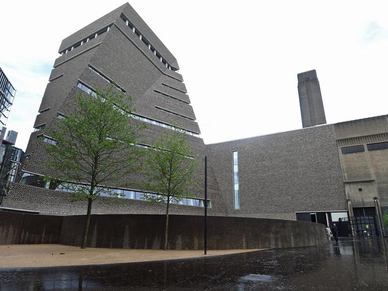 Passt sich farblich ans Londoner Regenwetter an: der Erweiterungsbau der Tate Modern von Herzog & de Meuron