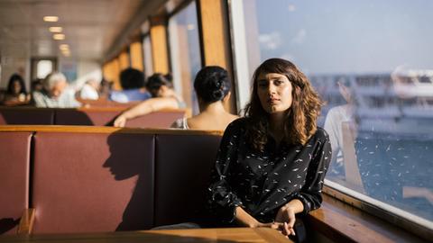 Das Foto zeigt die Fatma Aydemir, fotografiert in einer Fähre auf dem Bosporus in Instanbul 2016.