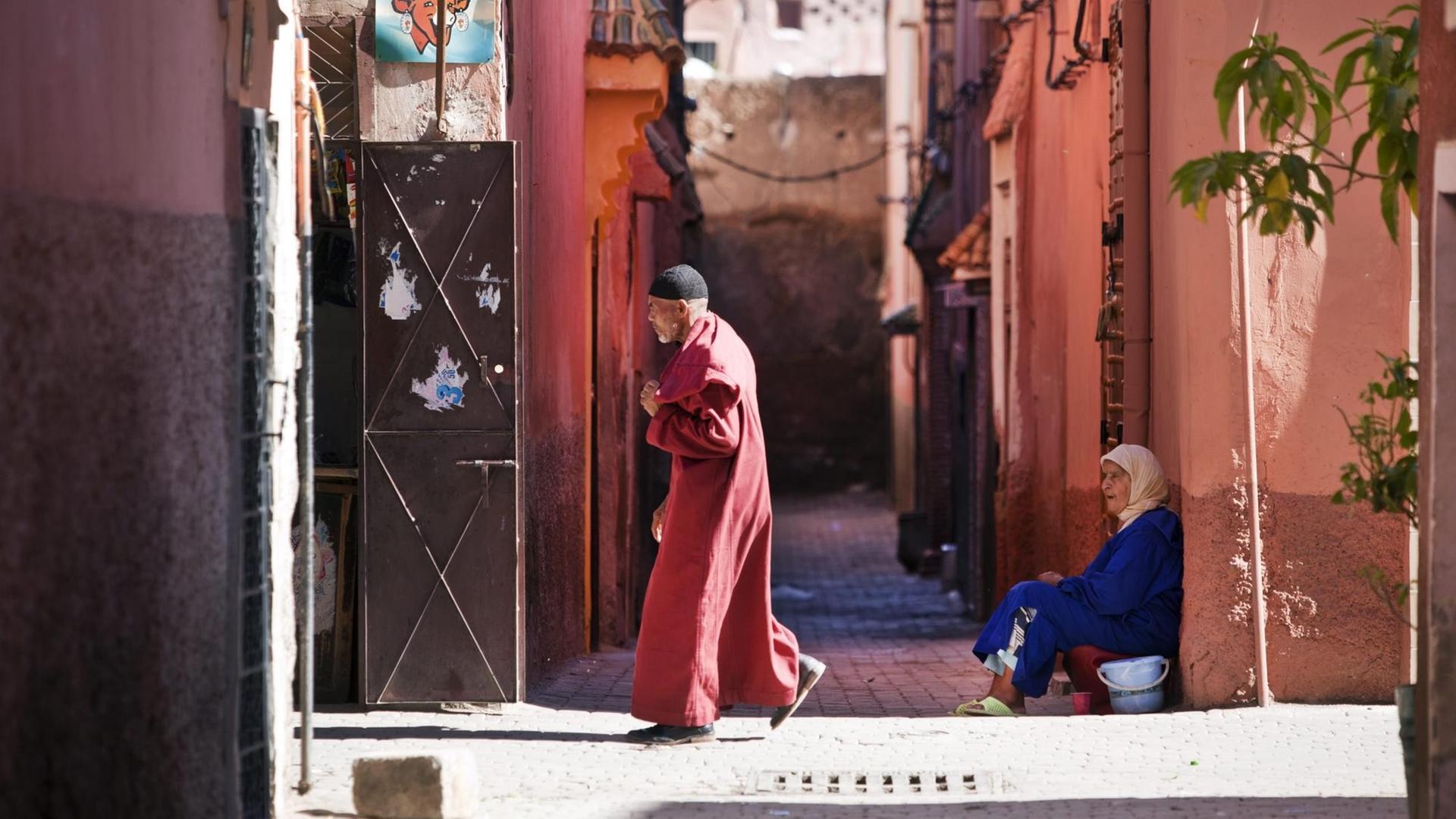 Zwei ältere Menschen in der Medina von Marrakesch.