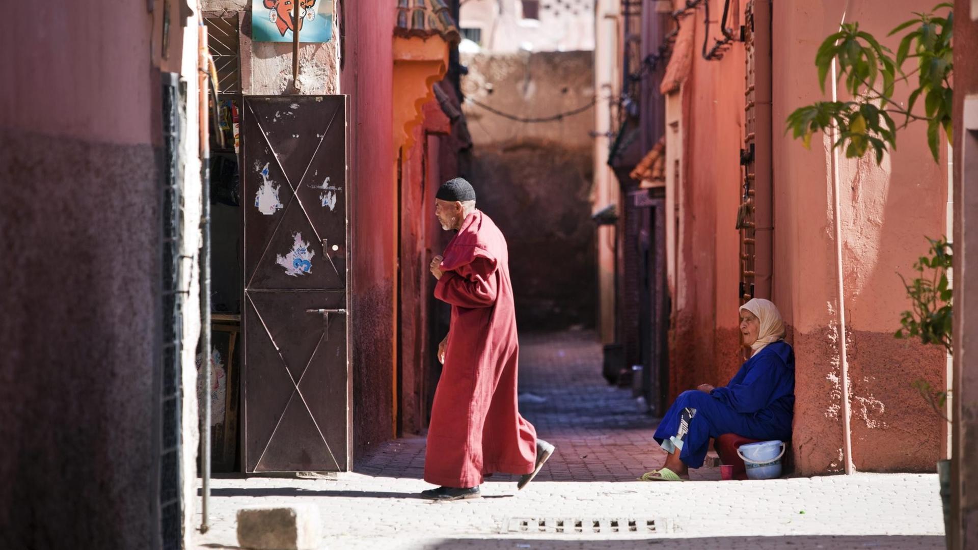 Zwei ältere Menschen in der Medina von Marrakesch. Zwei ältere Menschen in der Medina von Marrakesch.