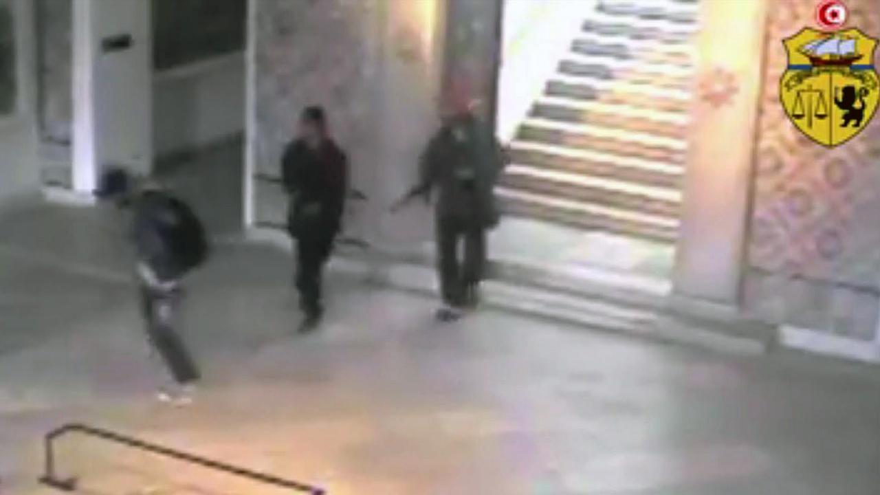 Ein vom tunesischen Innenministerium herausgegebenes Foto, dass Bewaffnete am 18. März 2015 im Bardo Museum in Tunis zeigt. Während der IS-Attacke wurden 25 Menschen getötet, darunter 20 ausländische Touristen. Ein vom tunesischen Innenministerium herausgegebenes Foto, dass Bewaffnete am 18. März 2015 im Bardo Museum in Tunis zeigt. Während der IS-Attacke wurden 25 Menschen getötet, darunter 20 ausländische Touristen.