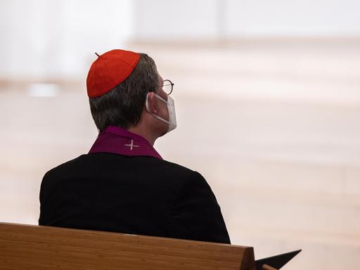 Kardinal Rainer Maria Woelki, Erzbischof von Köln, sitzt bei der ökumenischen Andacht zum Beginn der Passionszeit auf einer Bank.