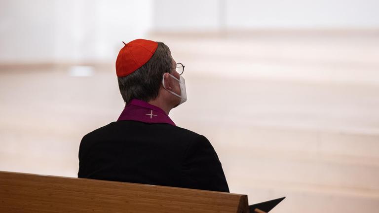 Kardinal Rainer Maria Woelki, Erzbischof von Köln, sitzt bei der ökumenischen Andacht zum Beginn der Passionszeit auf einer Bank. 