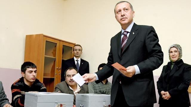 Der türkische Ministerpräsident Recep Tayyip Erdogan gibt in einem Wahllokal in Istanbul seine Stimme ab.