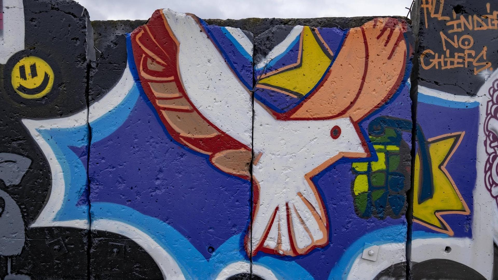 Graffiti am Alten Hafen in Offenbach mit einer Friedenstaube. Graffiti am Alten Hafen in Offenbach mit einer Friedenstaube.