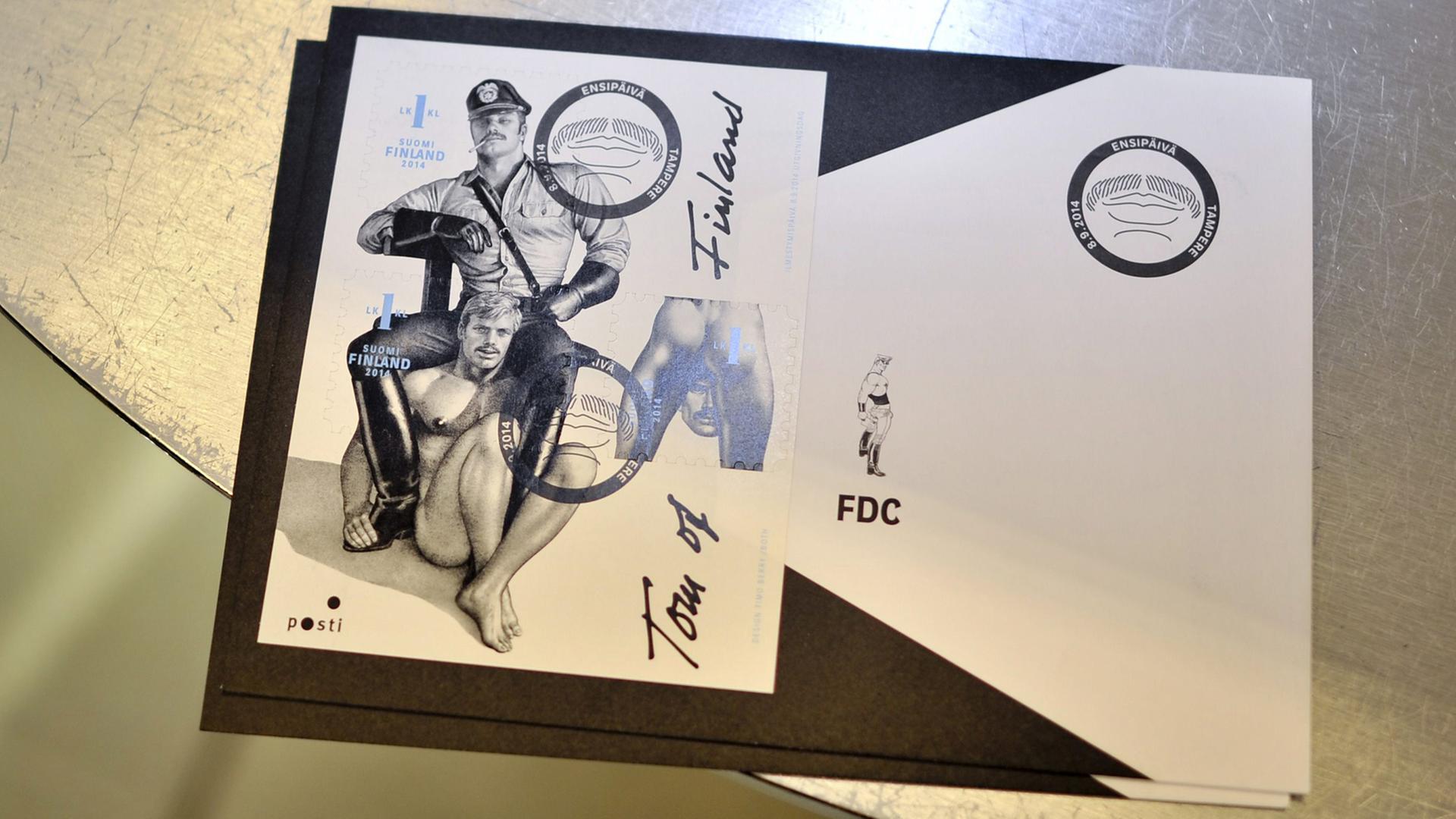 Eine Briefmarke mit einem Motiv des Zeichners Tom of Finland (1920-1991) Eine Briefmarke mit einem Motiv des Zeichners Tom of Finland (1920-1991)