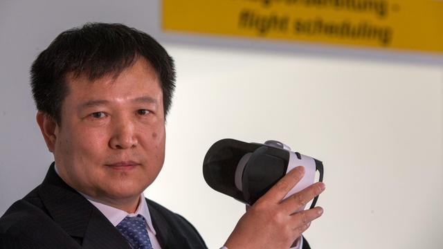 Der chinesische Flughafen-Investor Jonathan Pang auf dem Flugplatz Parchim