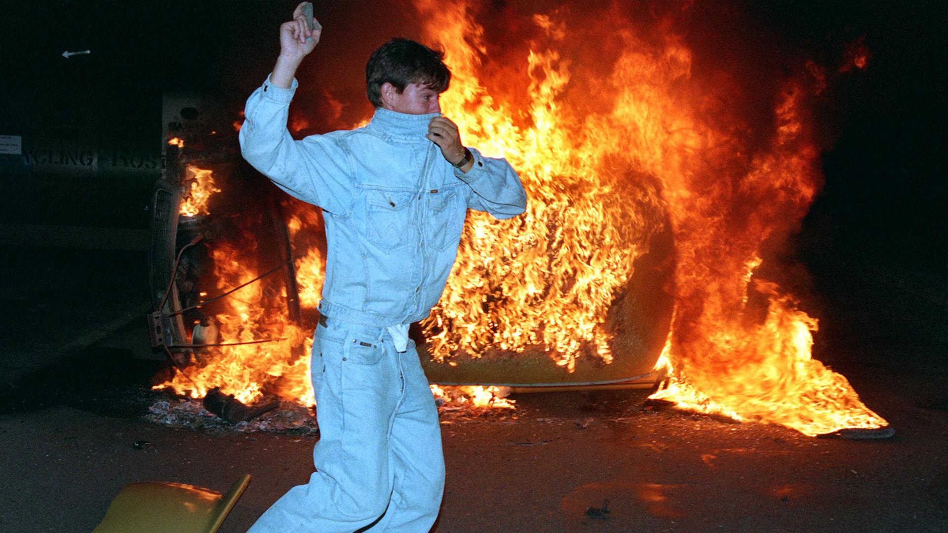 Randalierer bei den ausländerfeindlichen Krawallen 1992 in Rostock-Lichtenhagen. Randalierer bei den ausländerfeindlichen Krawallen 1992 in Rostock-Lichtenhagen.