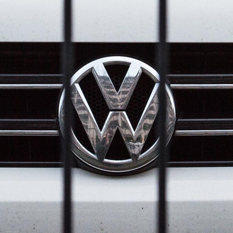 Das Bild zeigt das Logo des Autokonzerns VW.
