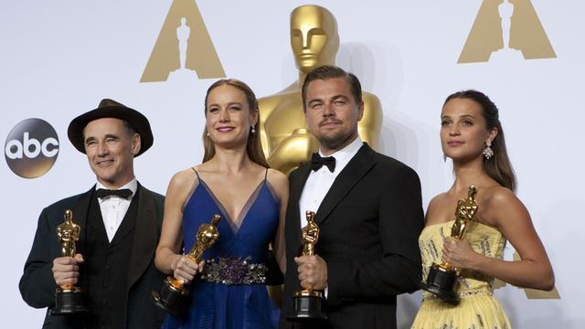 Die Oscar-Preisträger Mark Rylance ("Bester Nebendarsteller"), Brie Larson ("Beste Hauptdarstellerin"), Leonardo DiCaprio ("Bester Hauptdarsteller") und Alicia Vikaner ("Beste Nebendarstellerin") nach der Verleihung in Los Angeles.