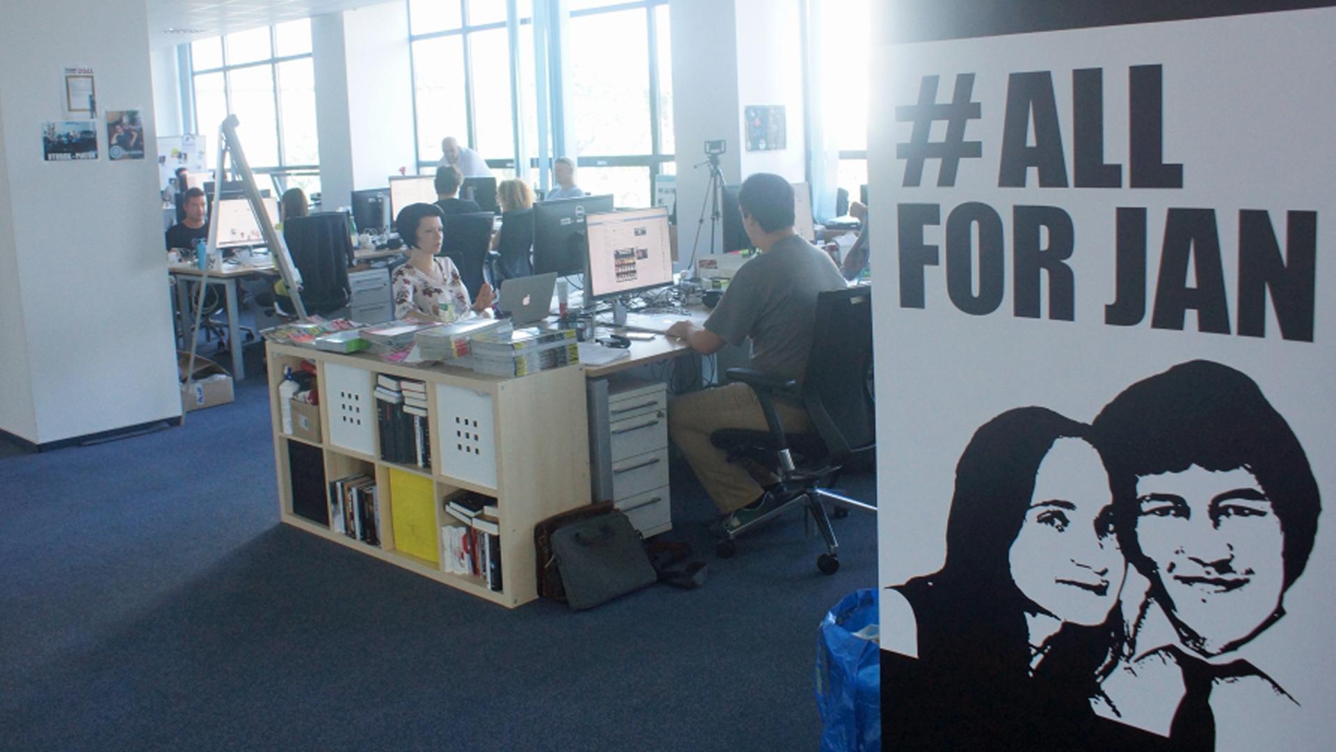 In den Redaktionsräumen von Aktuality.sk erinnert ein Plakat an Jan Kuciak und seine Verlobte Martina Kusnirova In den Redaktionsräumen von Aktuality.sk erinnert ein Plakat an Jan Kuciak und seine Verlobte Martina Kusnirova
