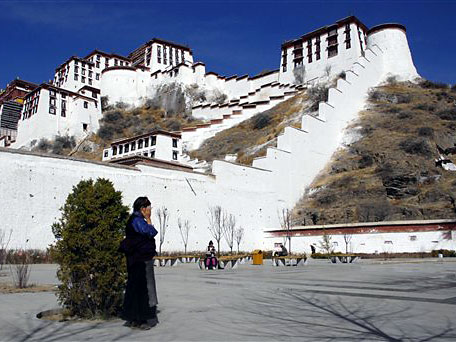 Die chinesischen Behörden verschärften zum 50. Jahrestag des tibetischen Aufstands gegen China die Sicherheitsvorkehrungen rund um den Potala-Palast in Lhasa. Die chinesischen Behörden verschärften zum 50. Jahrestag des tibetischen Aufstands gegen China die Sicherheitsvorkehrungen rund um den Potala-Palast in Lhasa.