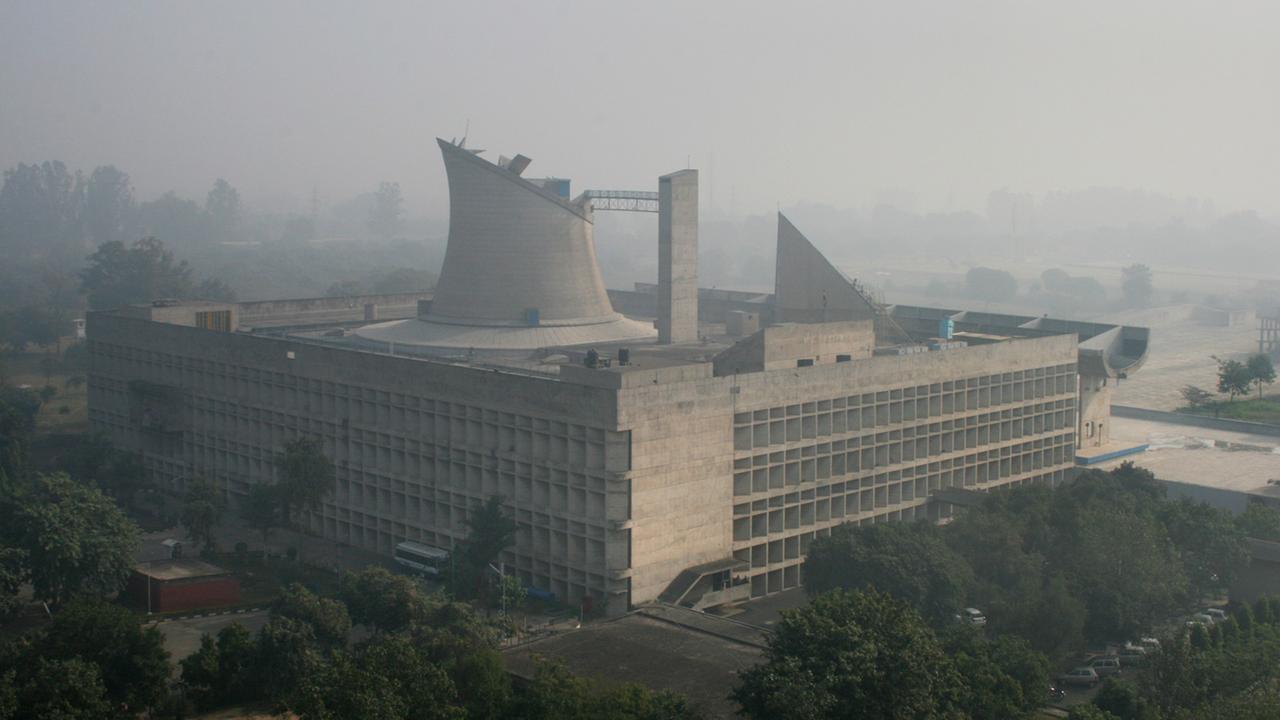 Blick von obeb auf Le Corbusiers Bau im indischen Chandigarh