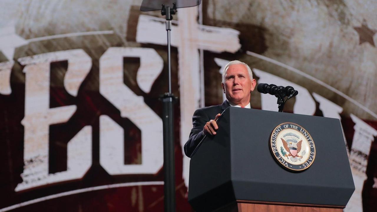 Mike Pence am Rednerpult, im Hintergrund ein Kreuz in einem Schriftzug Mike Pence am Rednerpult, im Hintergrund ein Kreuz in einem Schriftzug