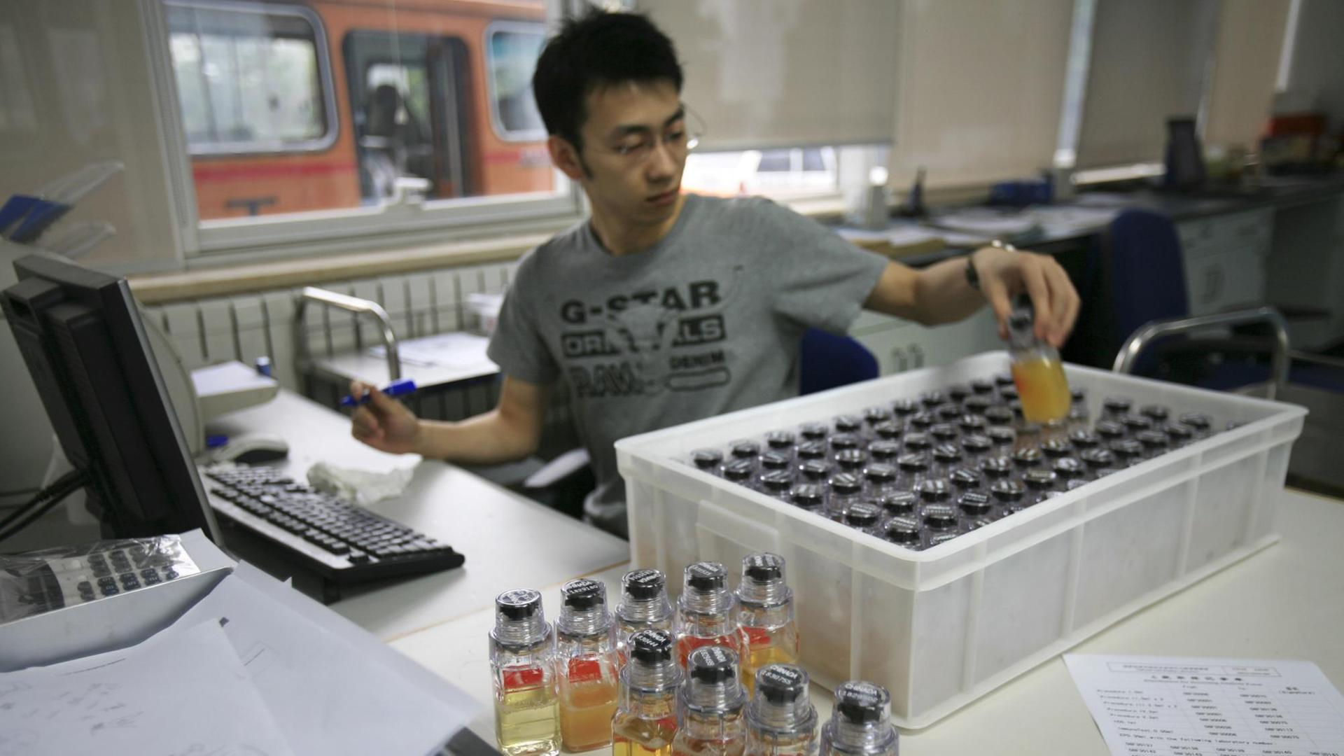 Urinproben von chinesischen Athleten der Olympischen Spiele in Peking werden sortiert.