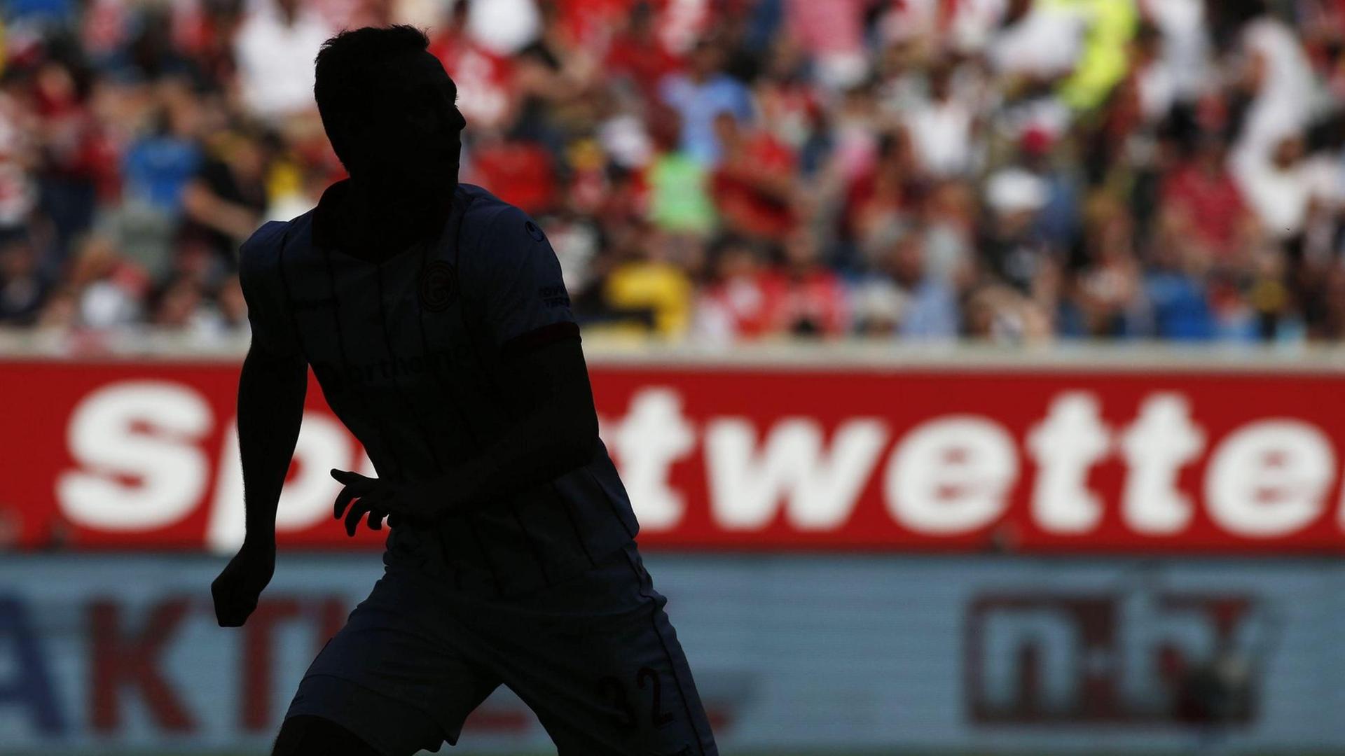 Ein Fußballspiel der 2. Bundesliga im Mai 2018. Im Hintergrund ist ein Werbebanner mit der Aufschrift Sportwetten zu lesen. Ein Fußballspiel der 2. Bundesliga im Mai 2018. Im Hintergrund ist ein Werbebanner mit der Aufschrift Sportwetten zu lesen.
