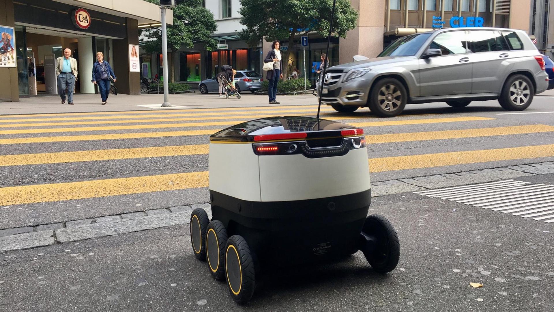Der Lieferroboter steht an einer Ampel. Der Lieferroboter steht an einer Ampel.