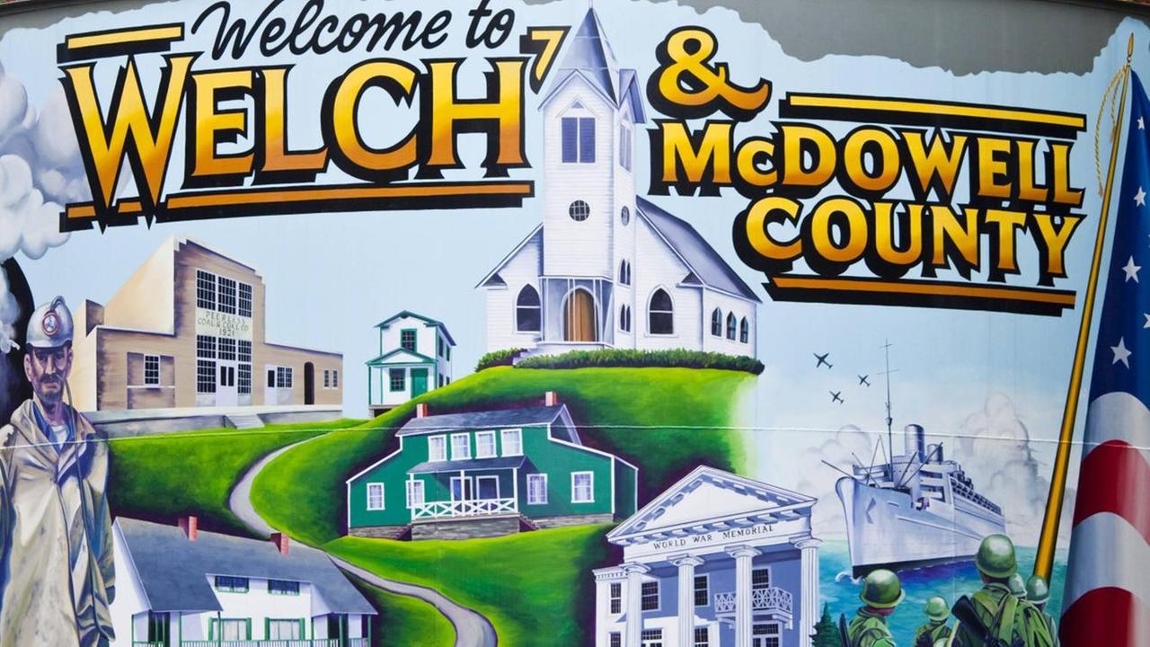 Ein historisches Graffiti an einem Gebäude in Welch im Kohlerevier in West Virginia in den USA. Ein historisches Graffiti an einem Gebäude in Welch im Kohlerevier in West Virginia in den USA.