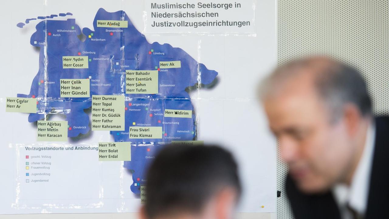 Eine Karte mit dem Namen der muslimischen Seelsorger im niedersächsischen Strafvollzug hängt im Justizministerium in Hannover 