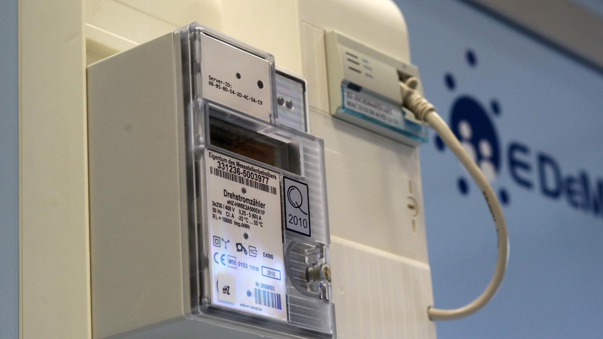 ushalt zeigt den Stromverbrauch sekündlich an und liefert diese Information an einen Kleincomputer. ushalt zeigt den Stromverbrauch sekündlich an und liefert diese Information an einen Kleincomputer.