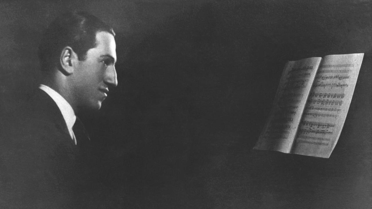 Der amerikanische Komponist und Pianist George Gershwin in einer undatierten Aufnahme. Der amerikanische Komponist und Pianist George Gershwin in einer undatierten Aufnahme.