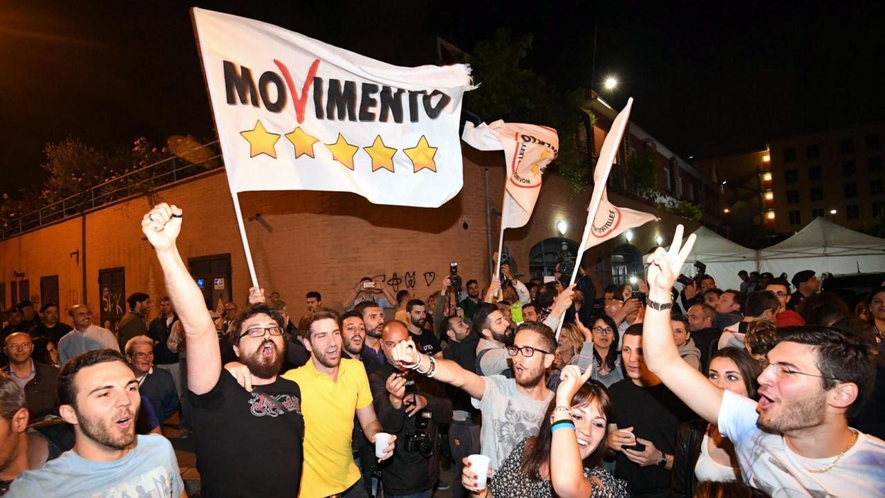 Anhänger der Fünf-Sterne-Bewegung feierten spontan eine Wahlparty in den Straßen von Rom Anhänger der Fünf-Sterne-Bewegung feierten spontan eine Wahlparty in den Straßen von Rom