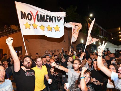 Anhänger der Fünf-Sterne-Bewegung feierten spontan eine Wahlparty in den Straßen von Rom
