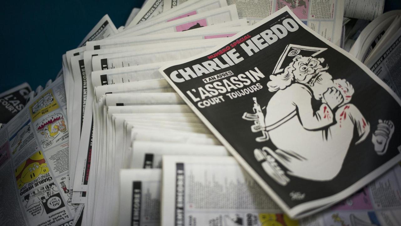 Das Cover der Satirezeitschrift "Charlie Hebdo" in einer Druckerei ein Jahr nach dem Attentat auf die Redaktion. Das Cover der Satirezeitschrift "Charlie Hebdo" in einer Druckerei ein Jahr nach dem Attentat auf die Redaktion.
