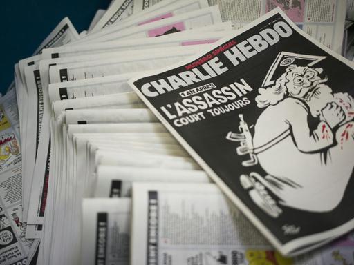 Das aktuelle Cover der Satirezeitschrift "Charlie Hebdo" in einer Druckerei ein Jahr nach dem Attentat auf die Redaktion.